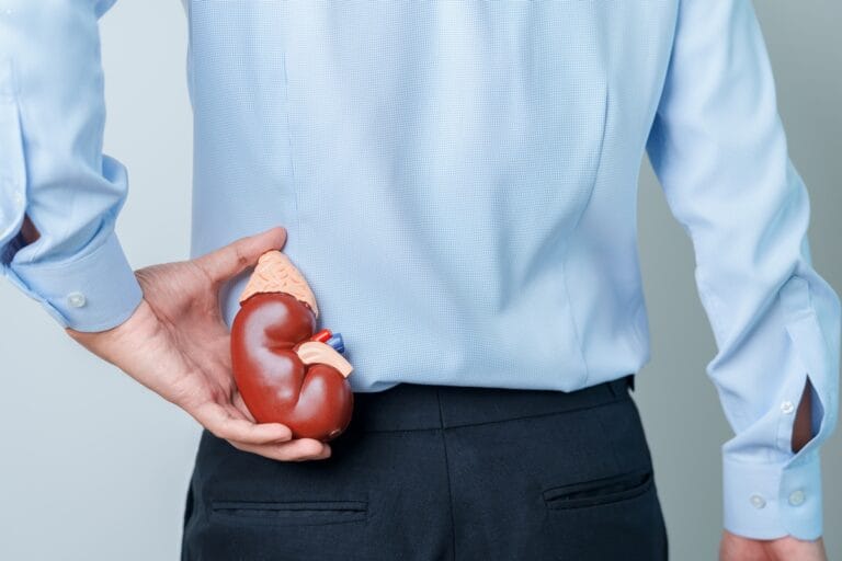 소변에 거품이 늘고 붓는다면? 침묵의 장기가 보내는 ‘만성신부전’ 경고 신호