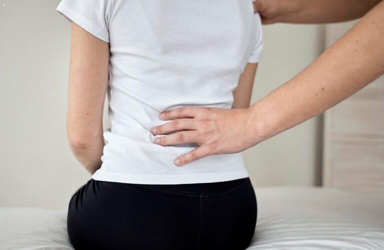 다리까지 저리고 끊어질 듯 아프다면? 더 늦기 전에 알아야 할 ‘허리디스크수술’ 시기와 종류 완벽 가이드