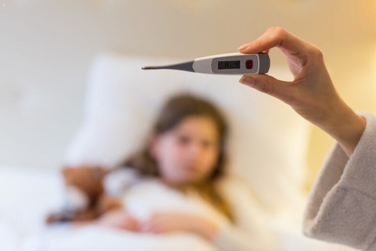한밤중 불덩이가 된 우리 아이, 당황하지 않는 ‘소아 고열’ 대처 완벽 가이드