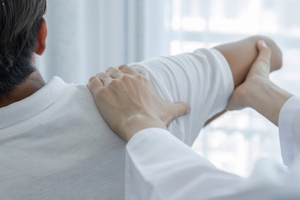 팔 올리기 힘든 어깨 통증, 방치하면 굳어지는 ‘회전근개파열 치료’ 골든타임