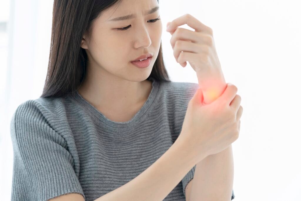 밤마다 찌릿찌릿한 팔저림 증상, 통증의 진짜 원인은 ‘목’에 있습니다