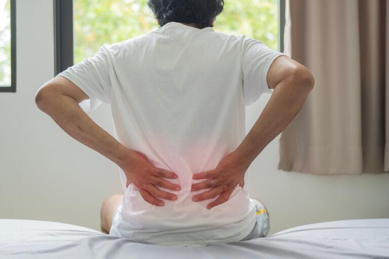 척추관협착증, 걸을 때마다 다리가 터질 듯 아프다면? 원인과 허리디스크와의 차이, 그리고 맞춤 치료법